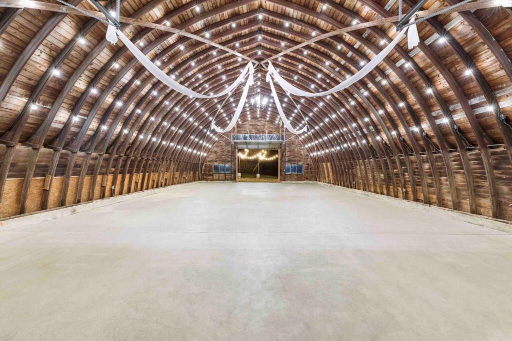 Mountain View Cabin on private 200 Acre Farm - Housity