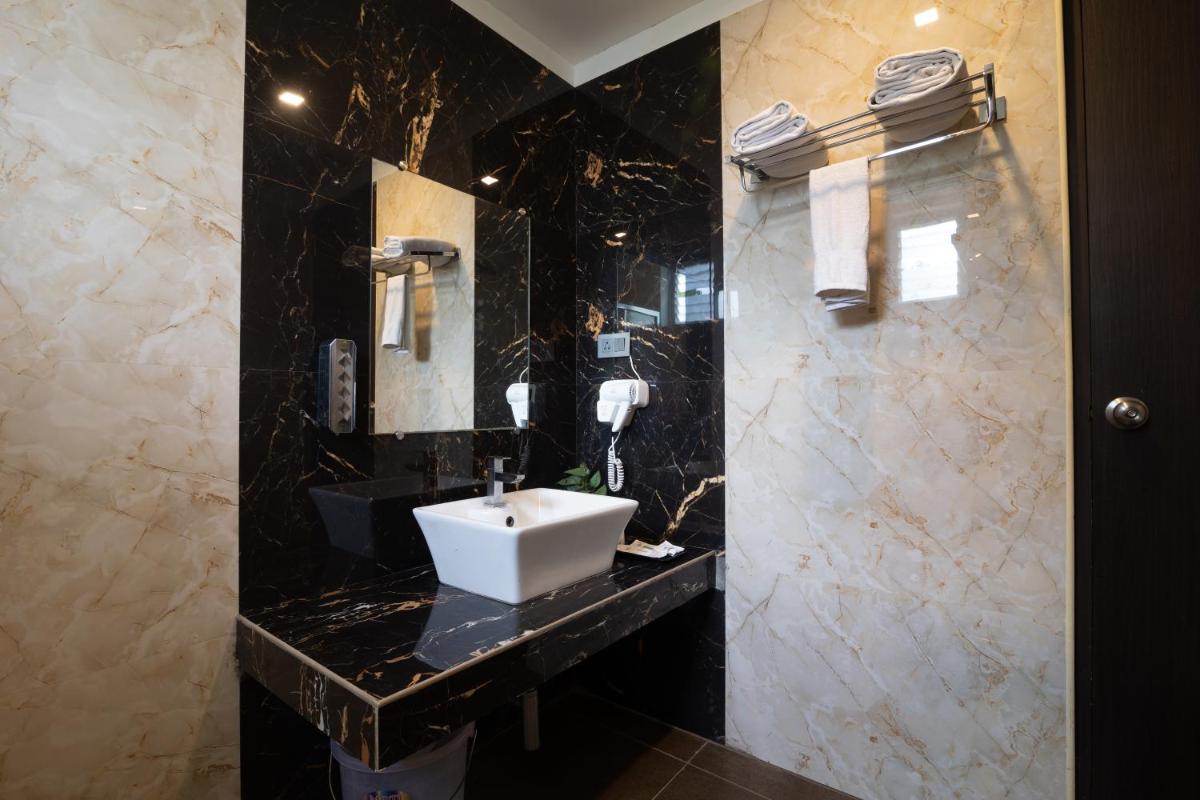 D Wayfarer Inn Resort - Housity