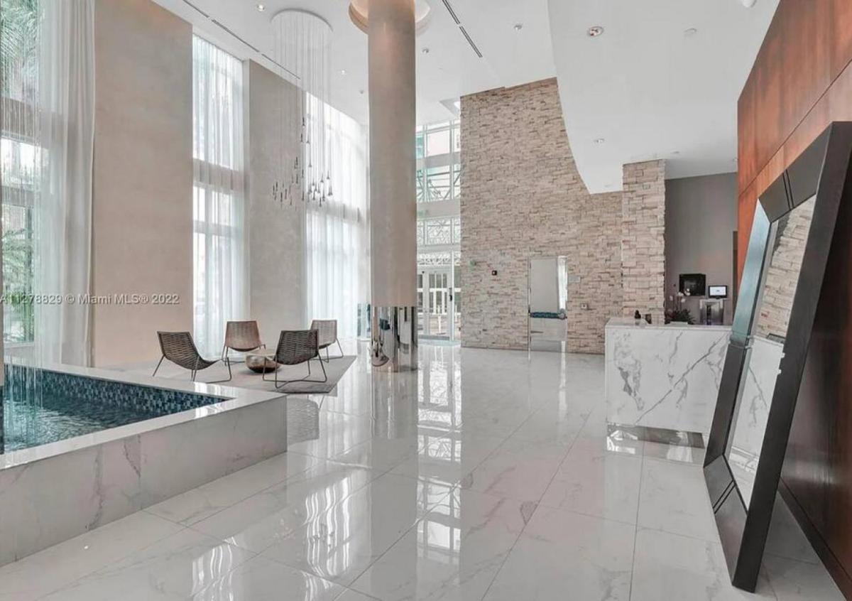 Amazing Loft style 1 Bed with Water and City Views - Housity