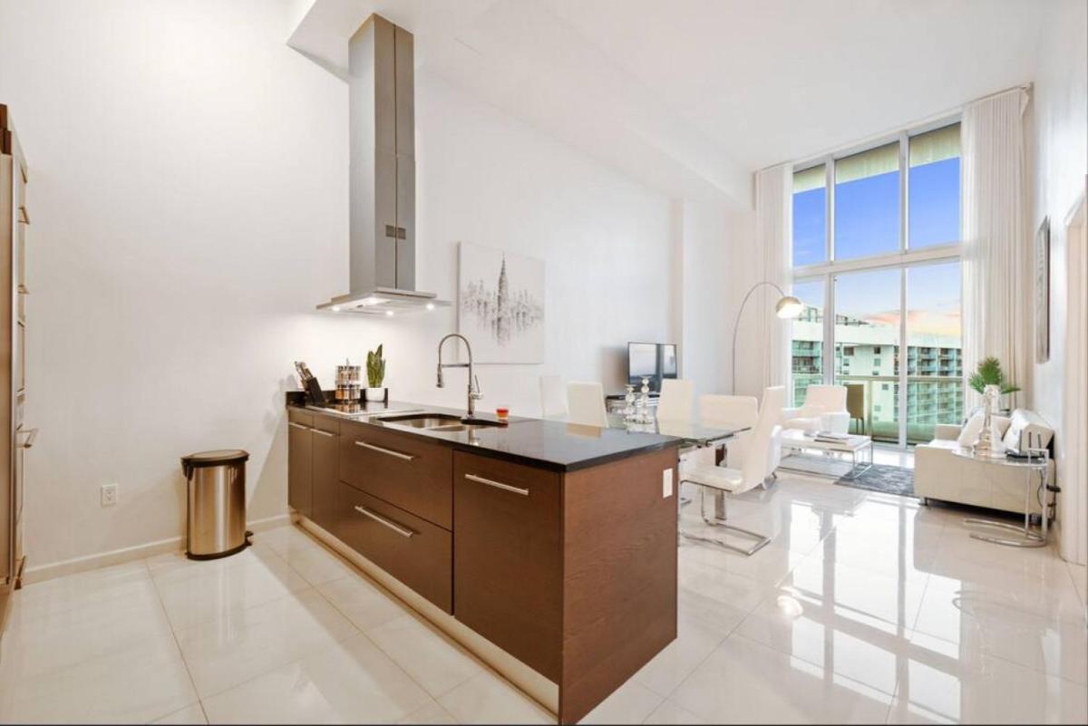 Beautiful One Bedroom Condo 16ft ceilings at the W - Housity