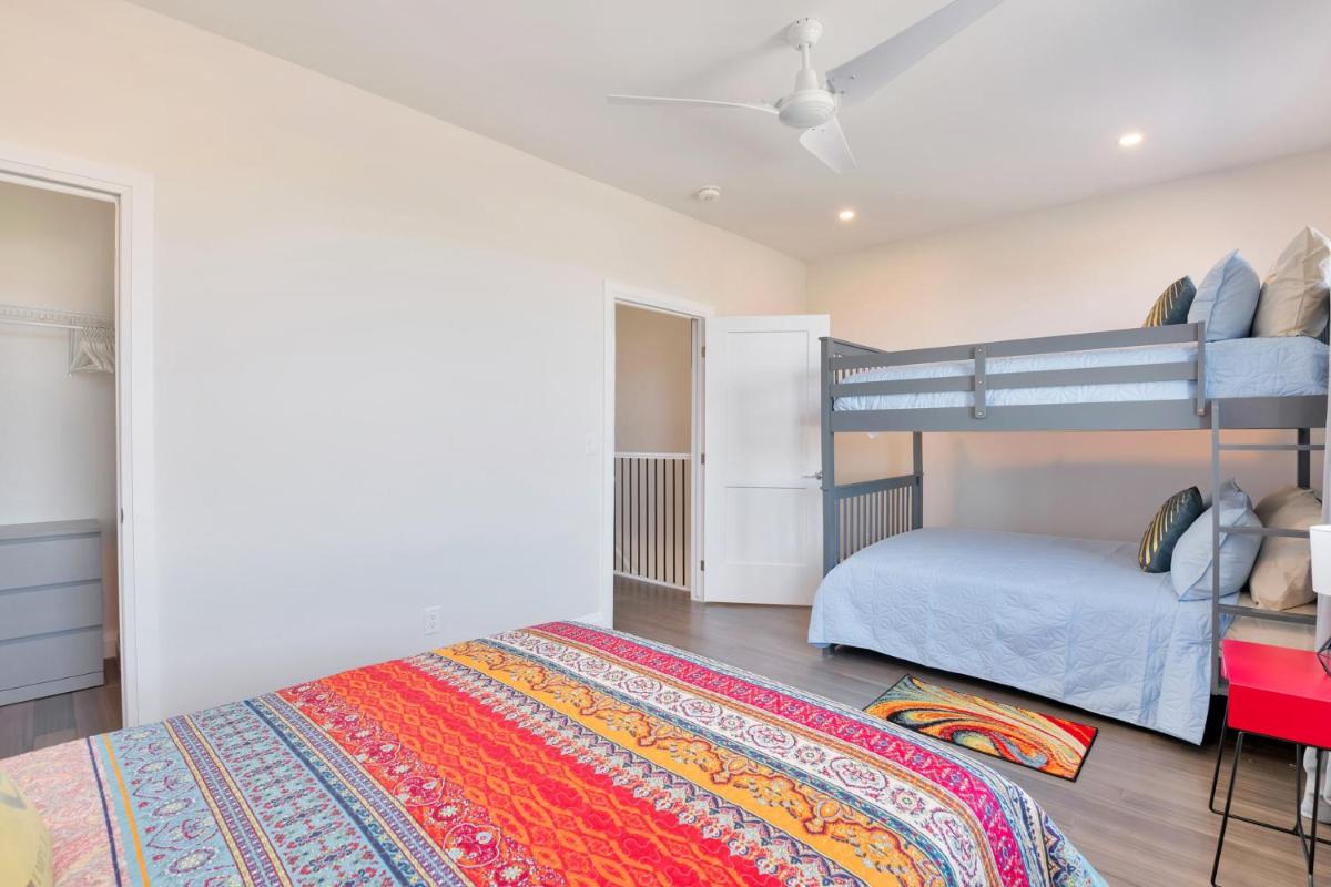 GLOBALSTAY New 16 Ppl Townhouses in Windsor Hot Tub & Sauna - Housity