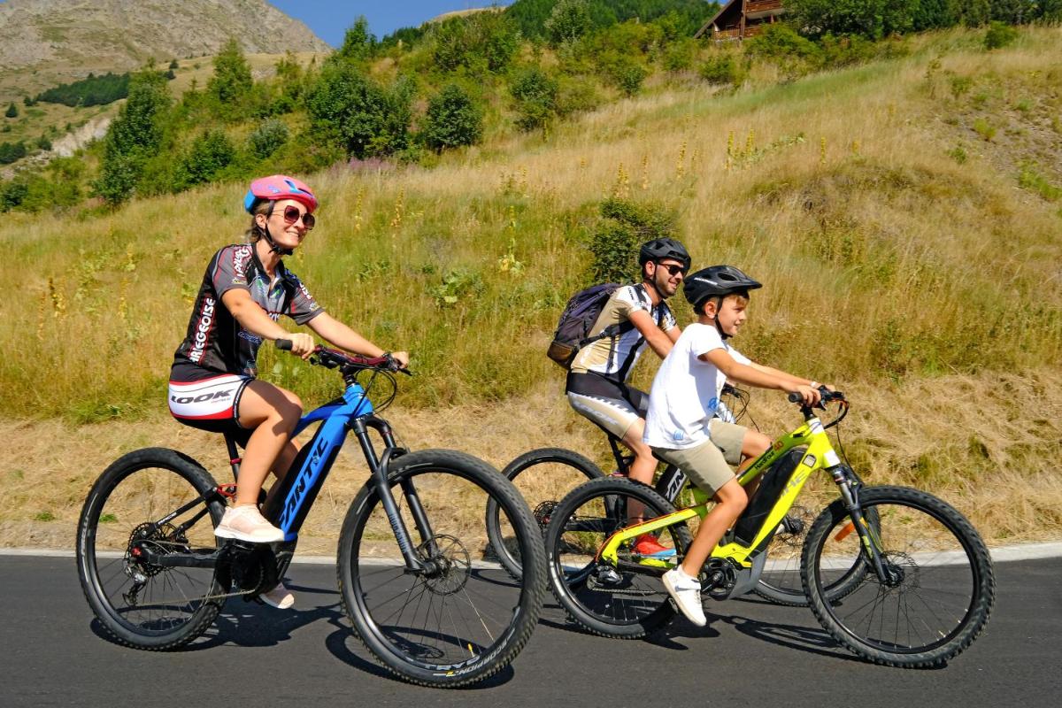 Vélo sur le terrain de l'établissement Résidence Club MMV Le Silvana ou dans les environs