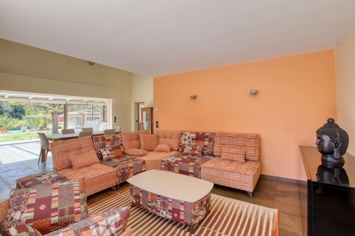 Beautiful house with pool and garden - Housity