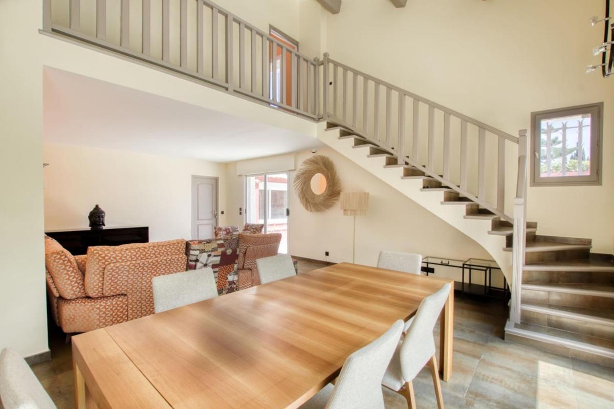 Beautiful house with pool and garden - Housity