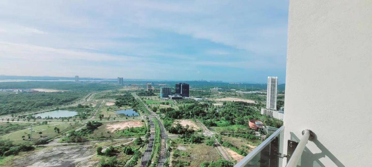 Meridian Executive Suites near Legoland - Housity