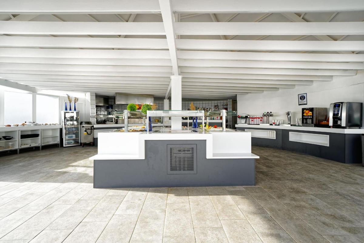 Una cocina o zona de cocina en Relaxia Lanzasur Club - Aqualava Water Park