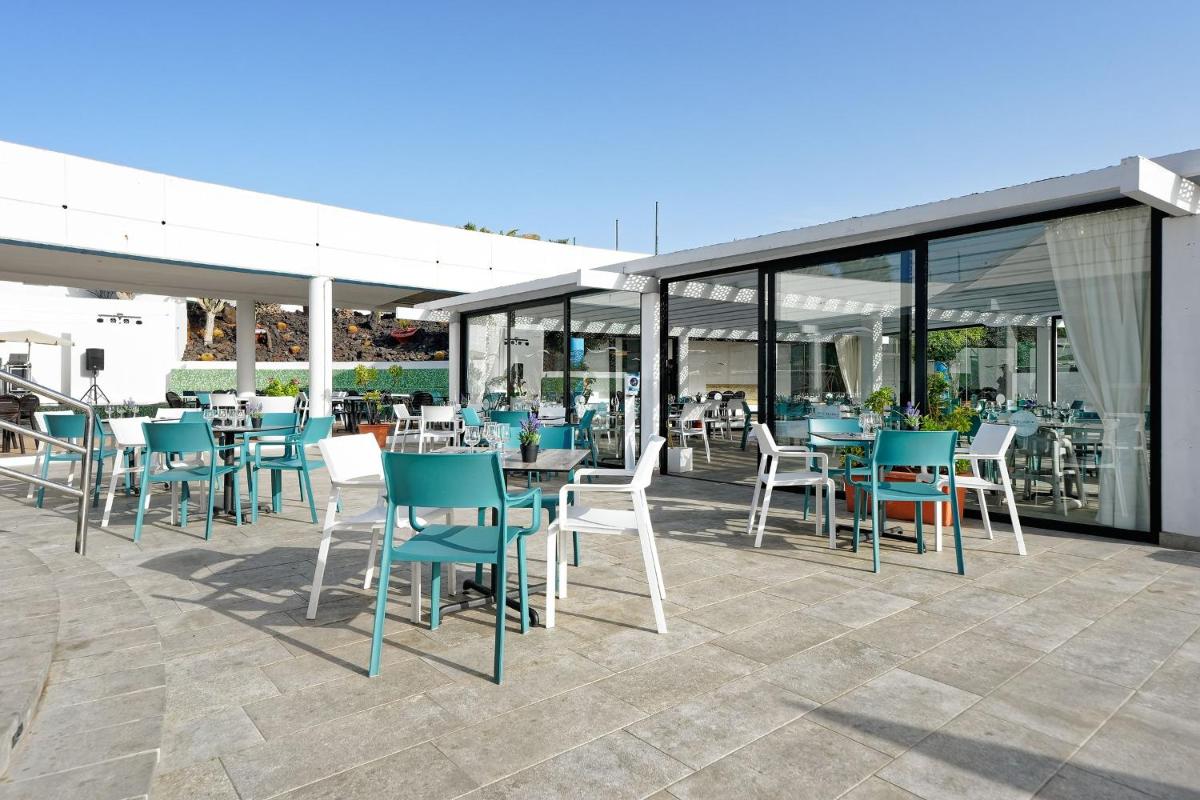 Un restaurante o sitio para comer en Relaxia Lanzasur Club - Aqualava Water Park