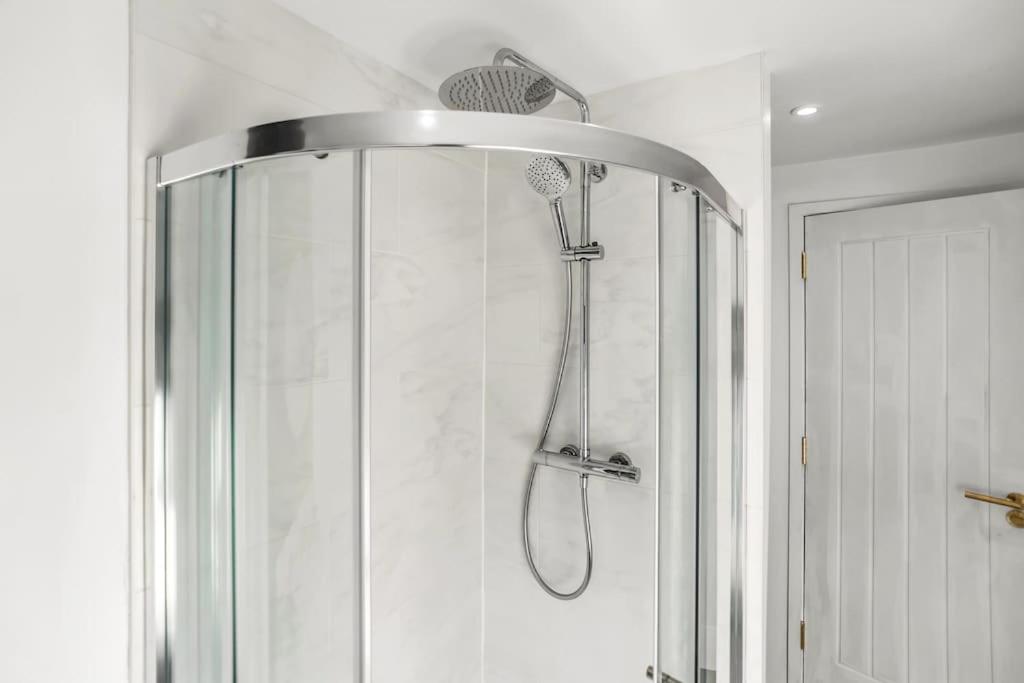 Newly refurbished 5 guest house - Housity