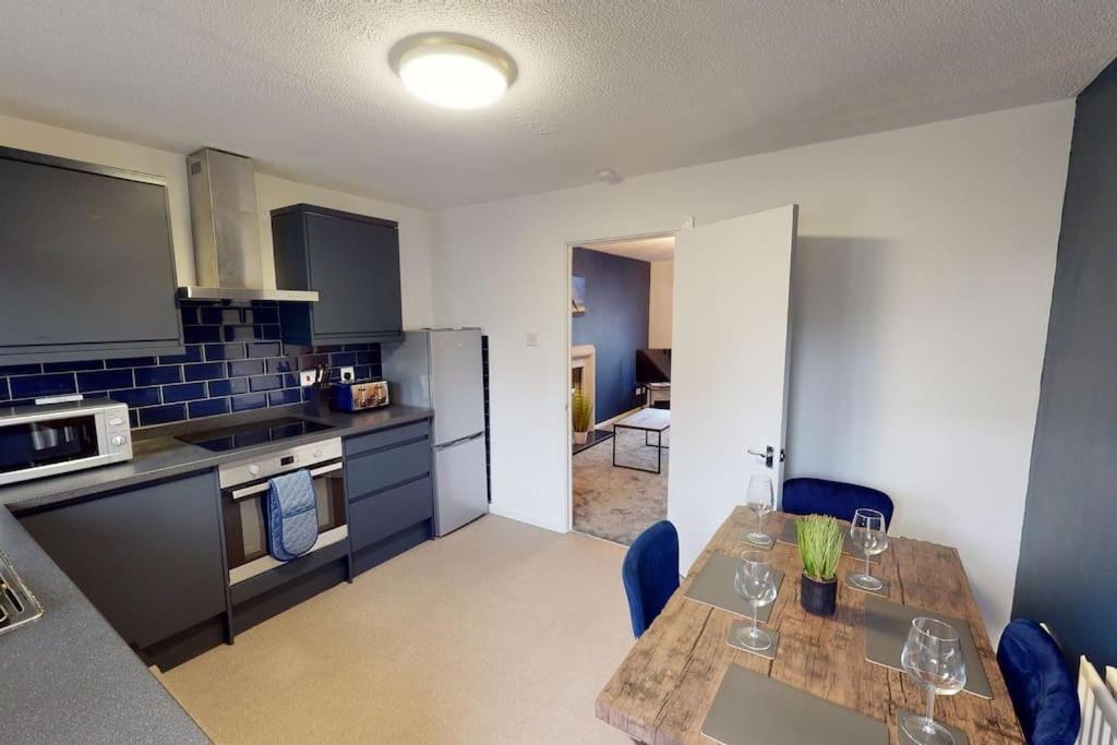 HU-Nine Dock House - Sleeps 4 - Housity