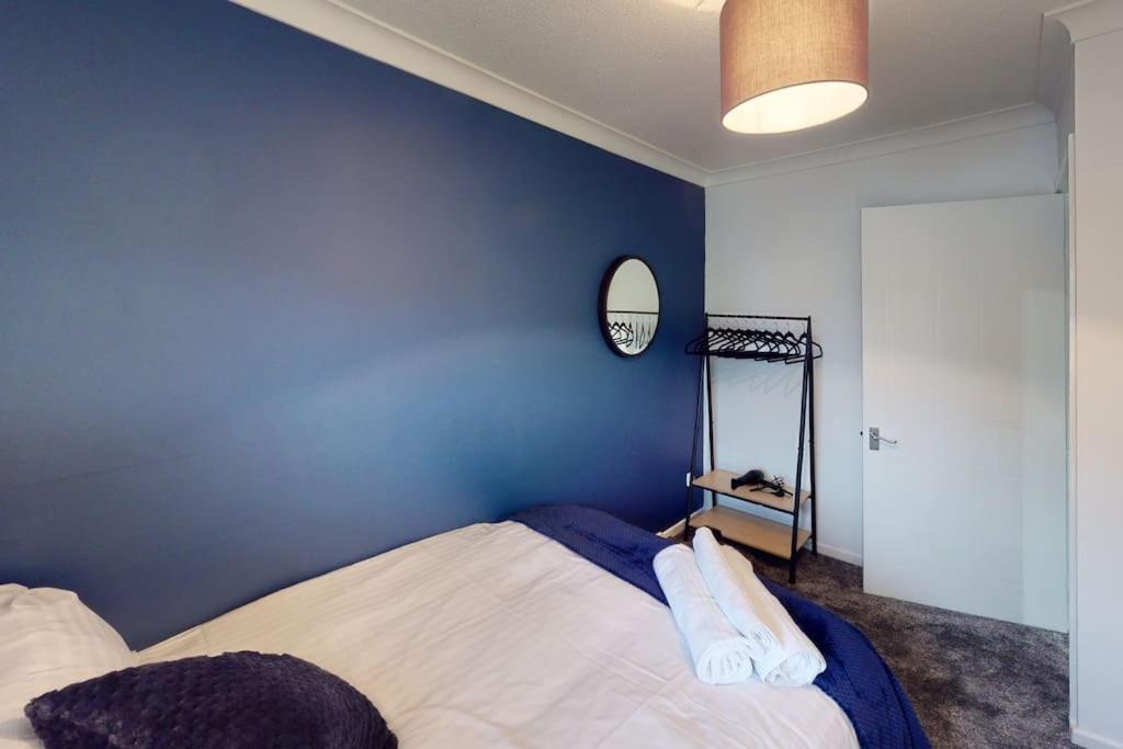 HU-Nine Dock House - Sleeps 4 - Housity