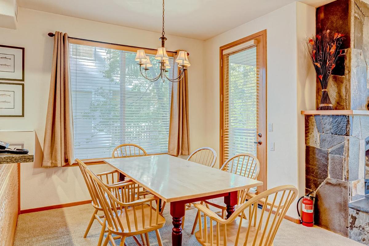 Ski-In Ski-Out Squaw Valley Lodge Slopeside Townhome - Housity