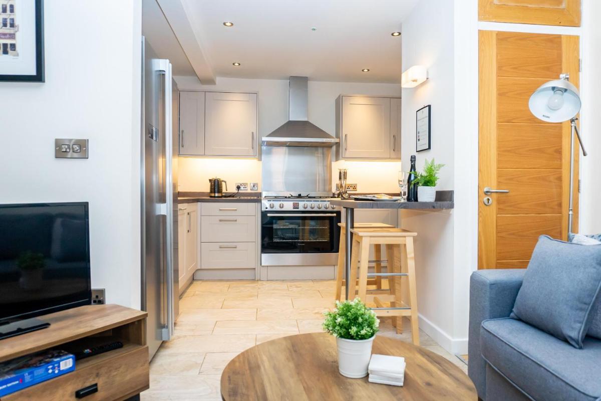 Spotless, Modern, Central location Netflix in Every Room! - Housity