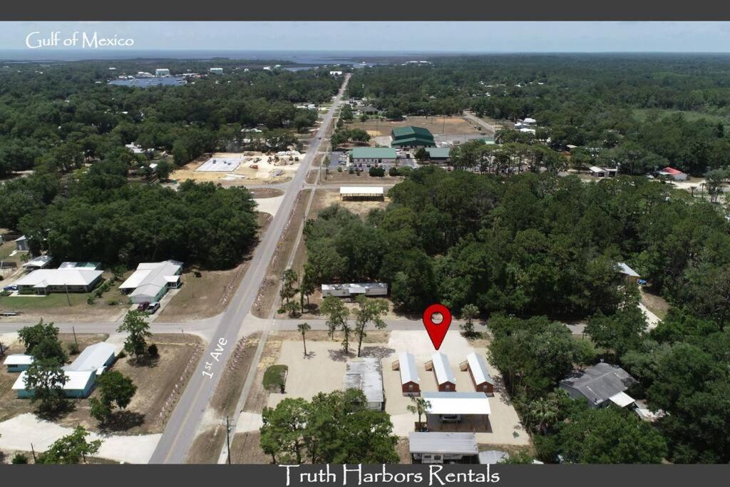 Truth Harbors Cabin 3 - Downtown Steinhatchee - Housity