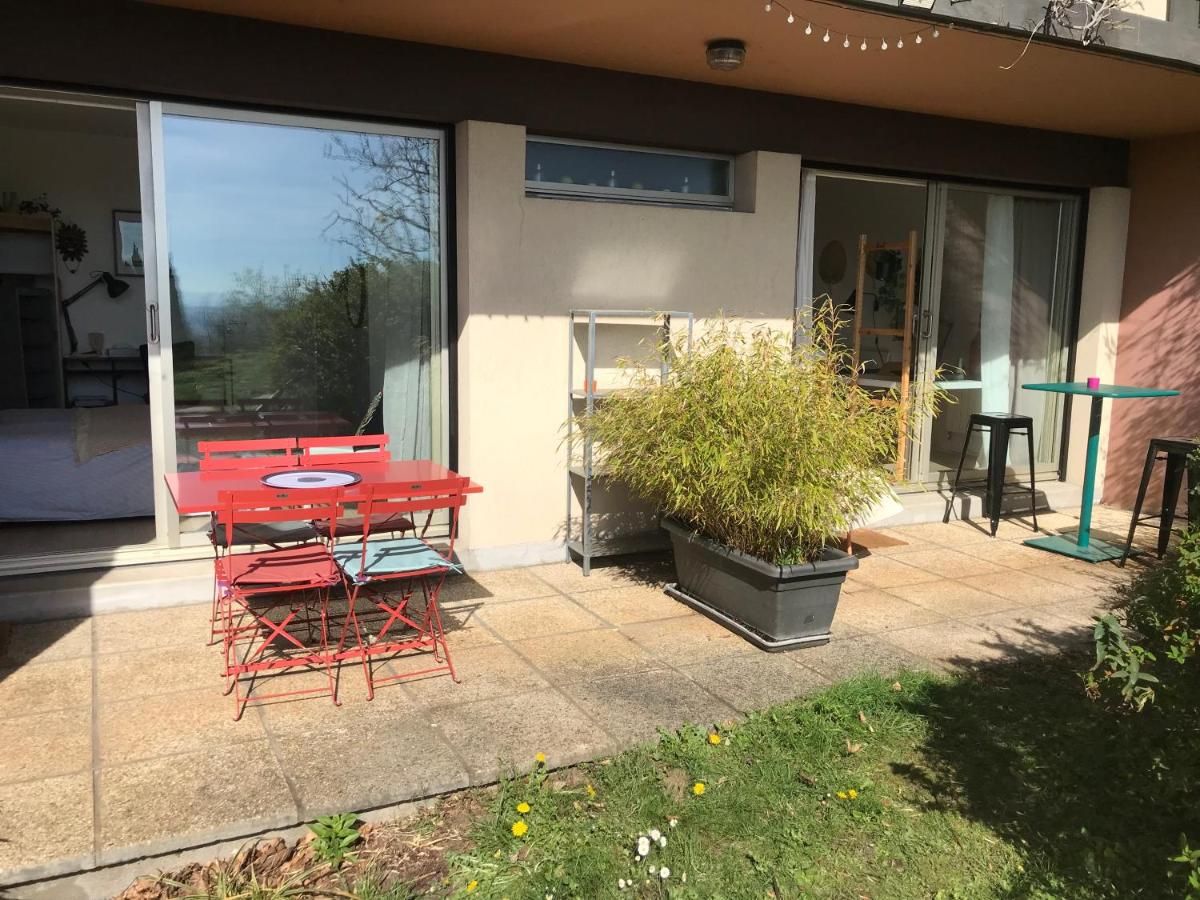 Chez Isa, espace prive, 1ou 2 chambres, terrasse et jardin, entrée autonome, sdb et mini cuisine partagées entre les 2 chambres - Hizvo