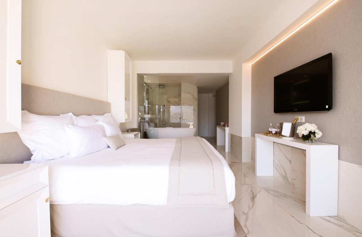 Télévision ou salle de divertissement dans l'établissement Hôtel Marinca & Spa