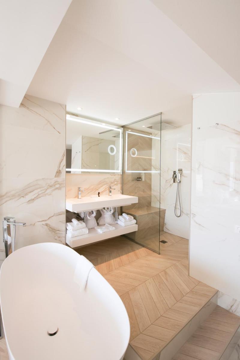 Salle de bains dans l'établissement Hôtel Marinca & Spa
