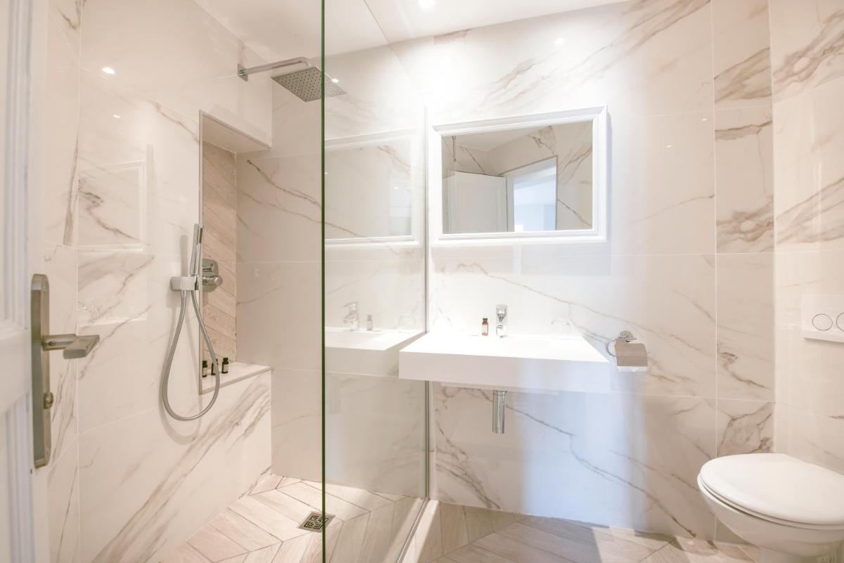 Salle de bains dans l'établissement Hôtel Marinca & Spa