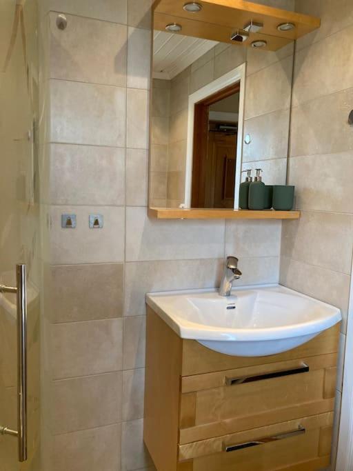 Cozy stuga in popular location - Housity
