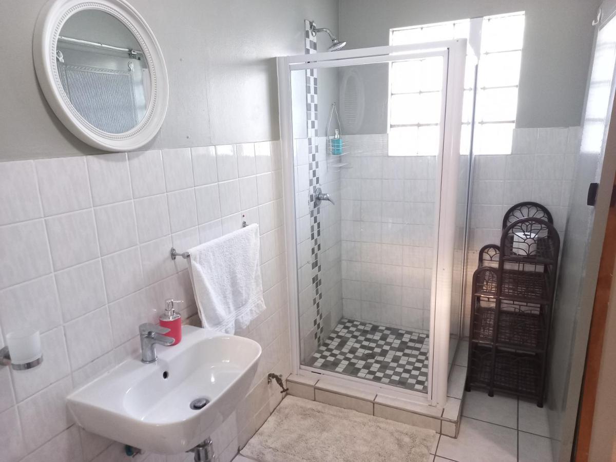 Suitetrails - Elegant 1-Bedroom Apartment with pool.