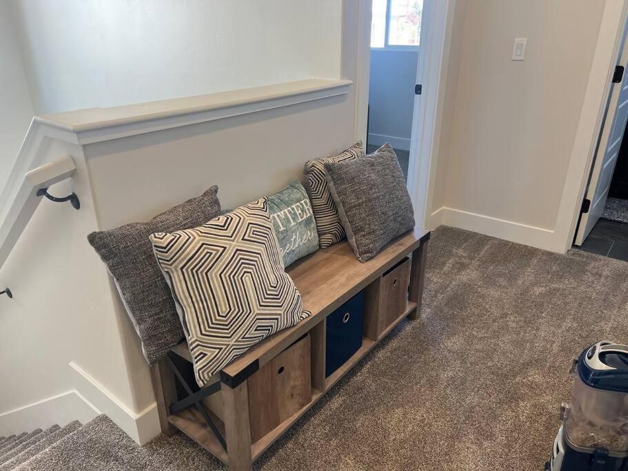 Sunset Place-4 Bed 3Bath Hot Tub - Housity