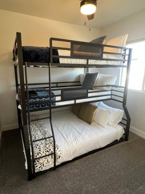 Sunset Place-4 Bed 3Bath Hot Tub - Housity