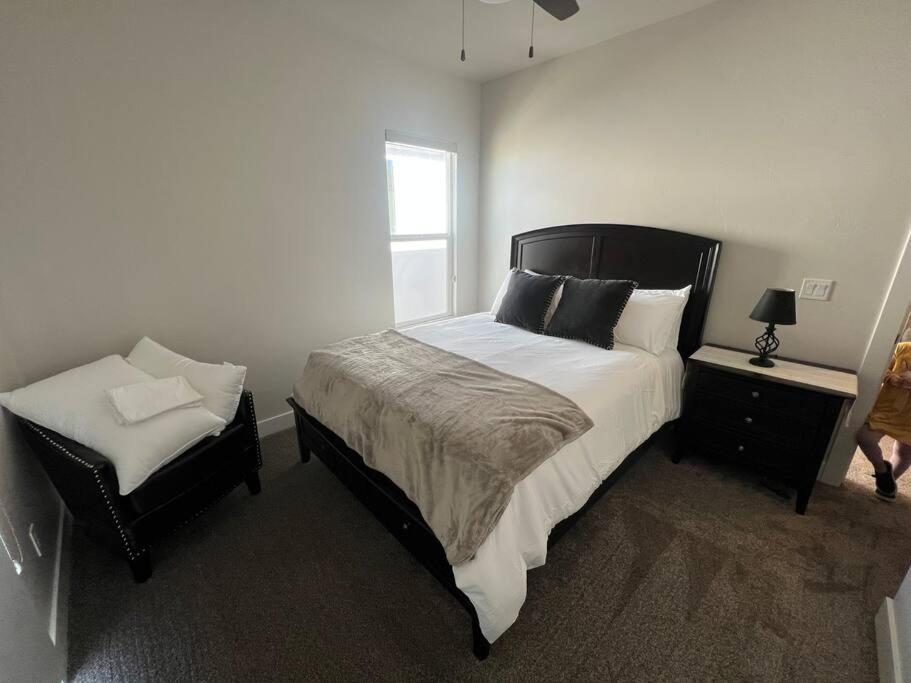 Sunset Place-4 Bed 3Bath Hot Tub - Housity