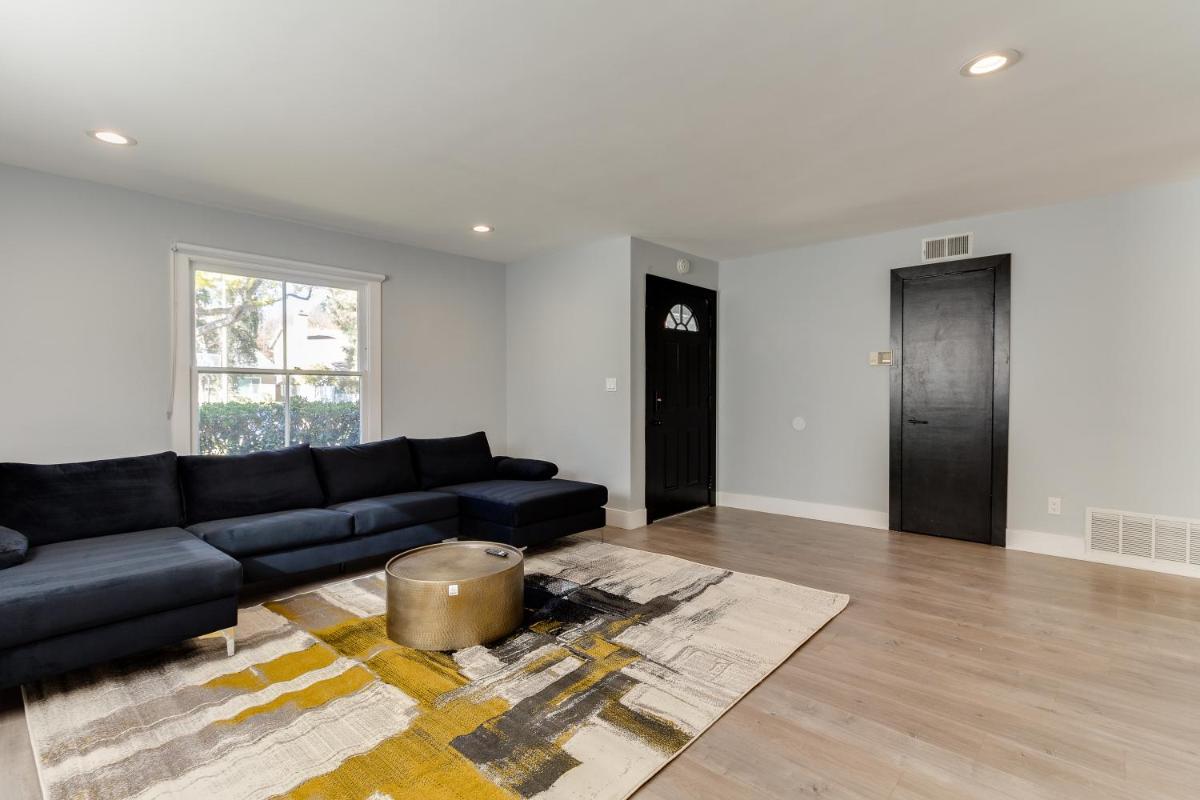 4 Bedroom West Hills Charmer with Pool - Housity