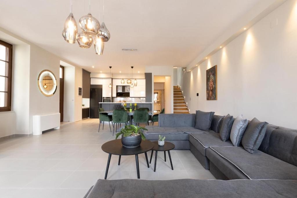 Orion Maison: Luxury 3-bedroom maisonette in the center of town - Housity