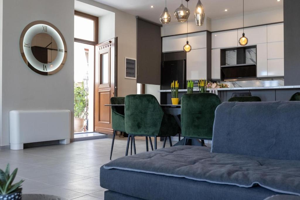Orion Maison: Luxury 3-bedroom maisonette in the center of town - Housity