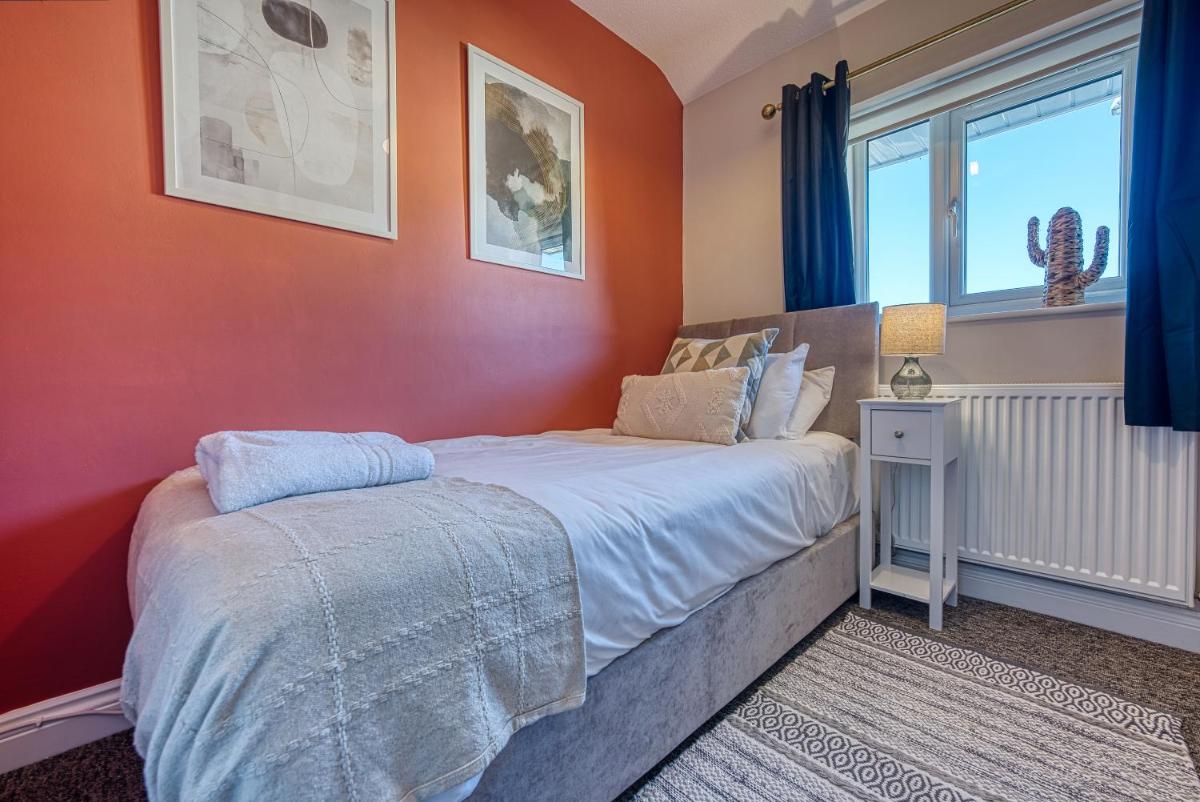 Suitetrails - Stratton Heights by Apricity Property - 3 bedroom house, great for work or leisure, pet friendly