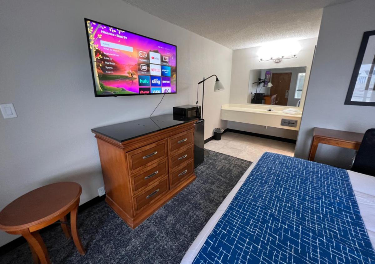 Travelodge by Wyndham Lincoln Northeast - Housity
