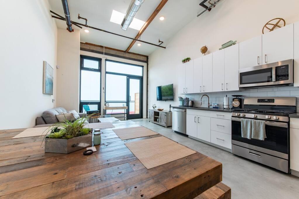 ?98 Wlkscr of OC?55inch TV?200Mbps?Tesla Charger?AC - Housity