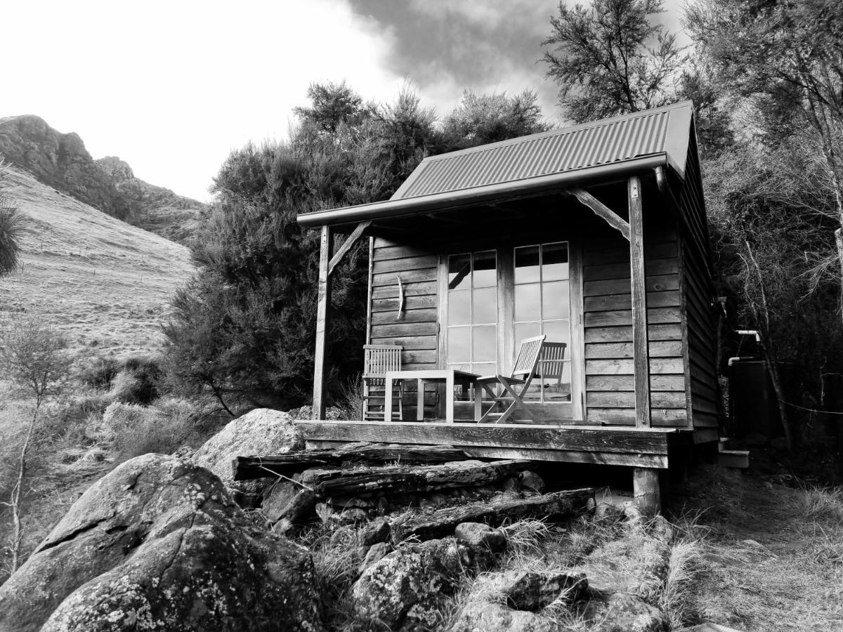 Manaaki Mai, Rustic Retreat Bush Cabin - Housity