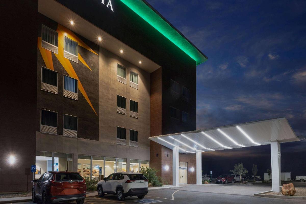 La Quinta Inn & Suites by Wyndham Holbrook Petrified Forest - Housity