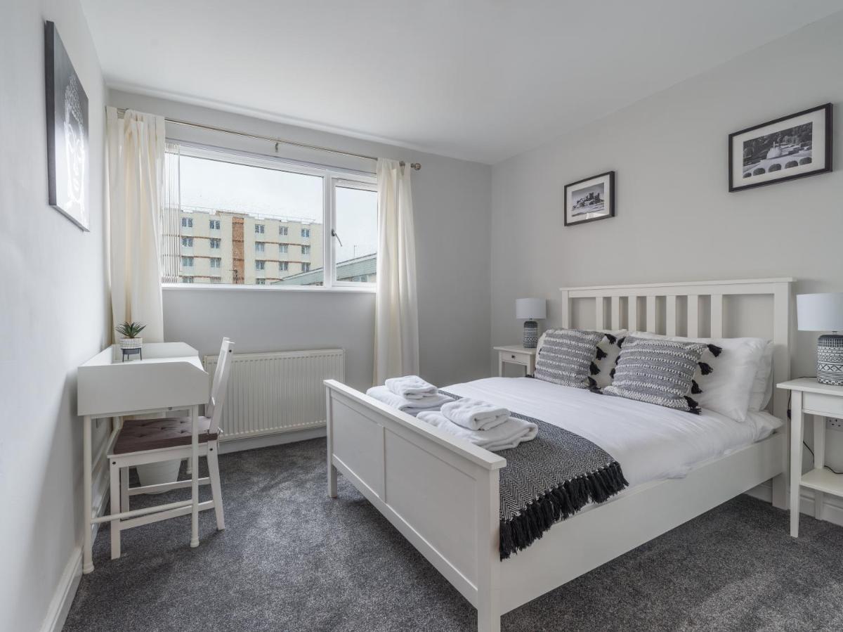 Howick House - Large 3 bedroom house, Gosforth - Housity