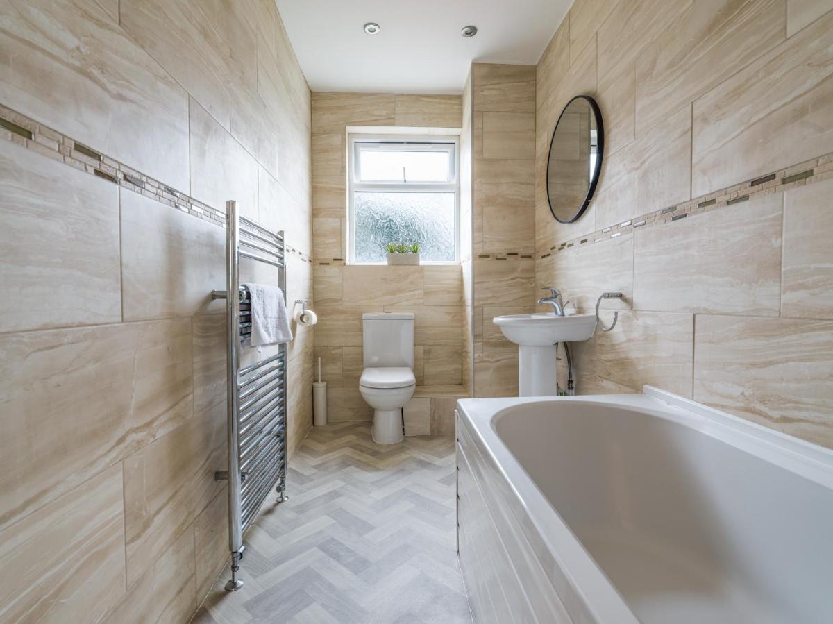 Howick House - Large 3 bedroom house, Gosforth - Housity