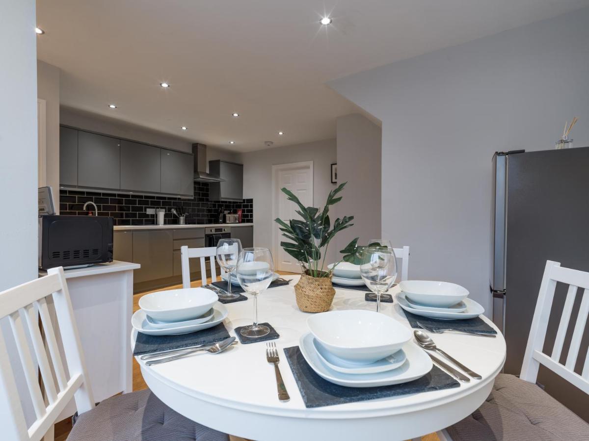 Howick House - Large 3 bedroom house, Gosforth - Housity