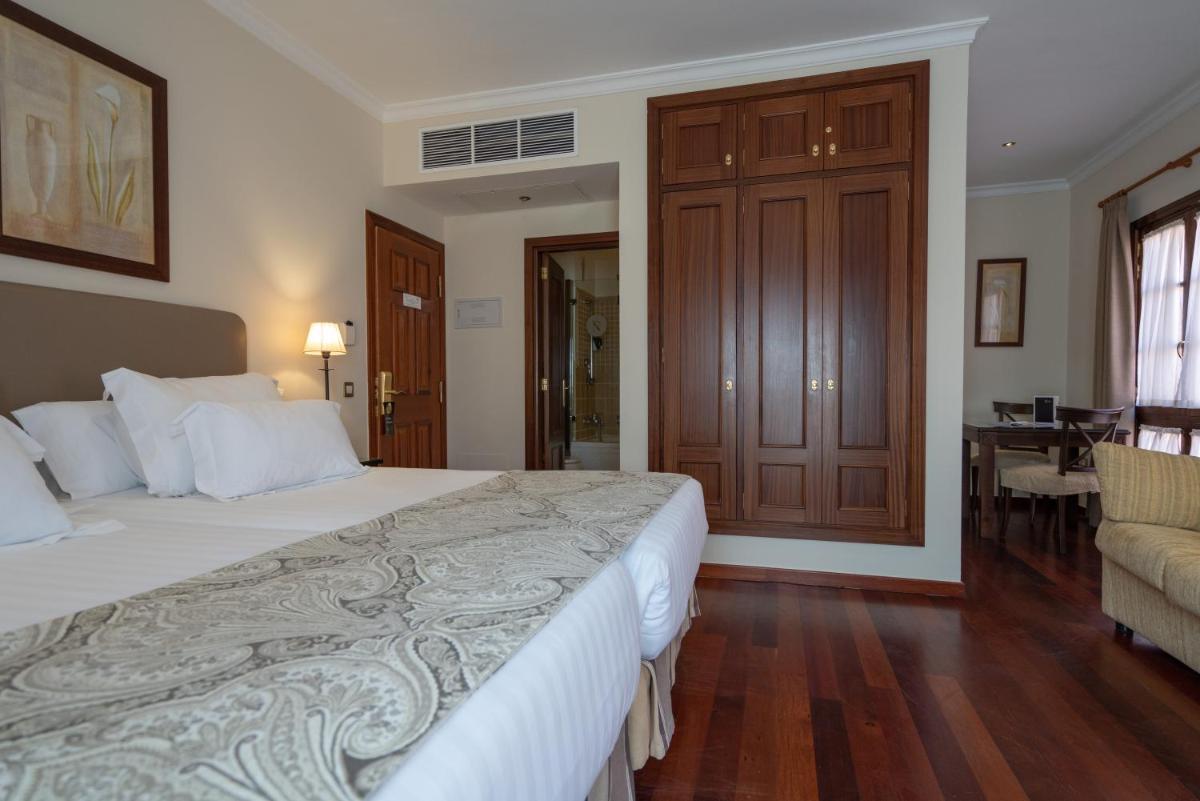 Cama o camas de una habitación en Laguna Nivaria Hotel & Spa
