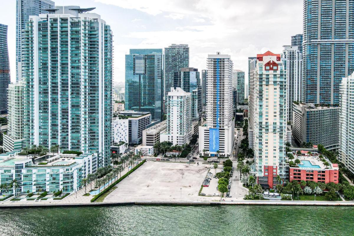Brickell Bay Beauty - Housity