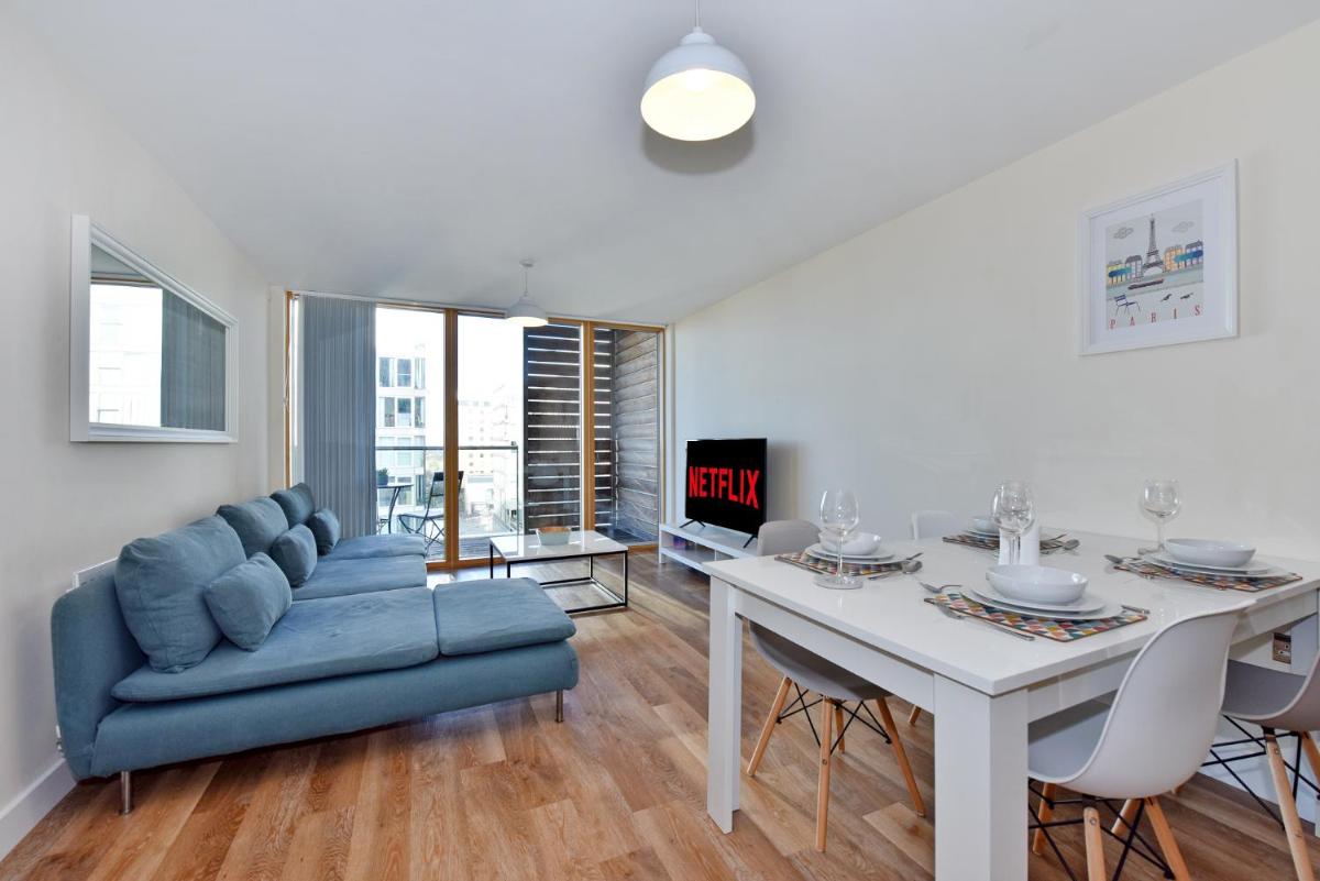 The Vizion serviced apartments from Pincott Properties - free parking, private balcony, and WiFi - Housity