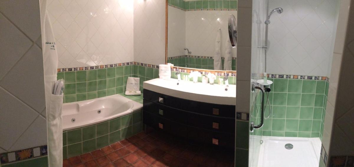 Salle de bains dans l'établissement Auberge de Cassagne & Spa