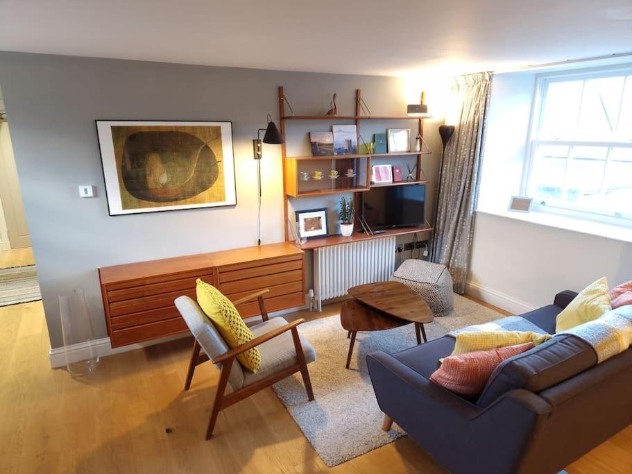 Stylish two bed flat, city centre, free parking - Housity