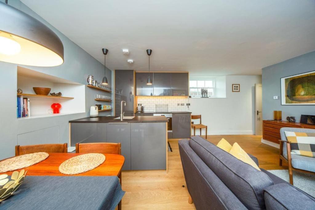 Stylish two bed flat, city centre, free parking - Housity
