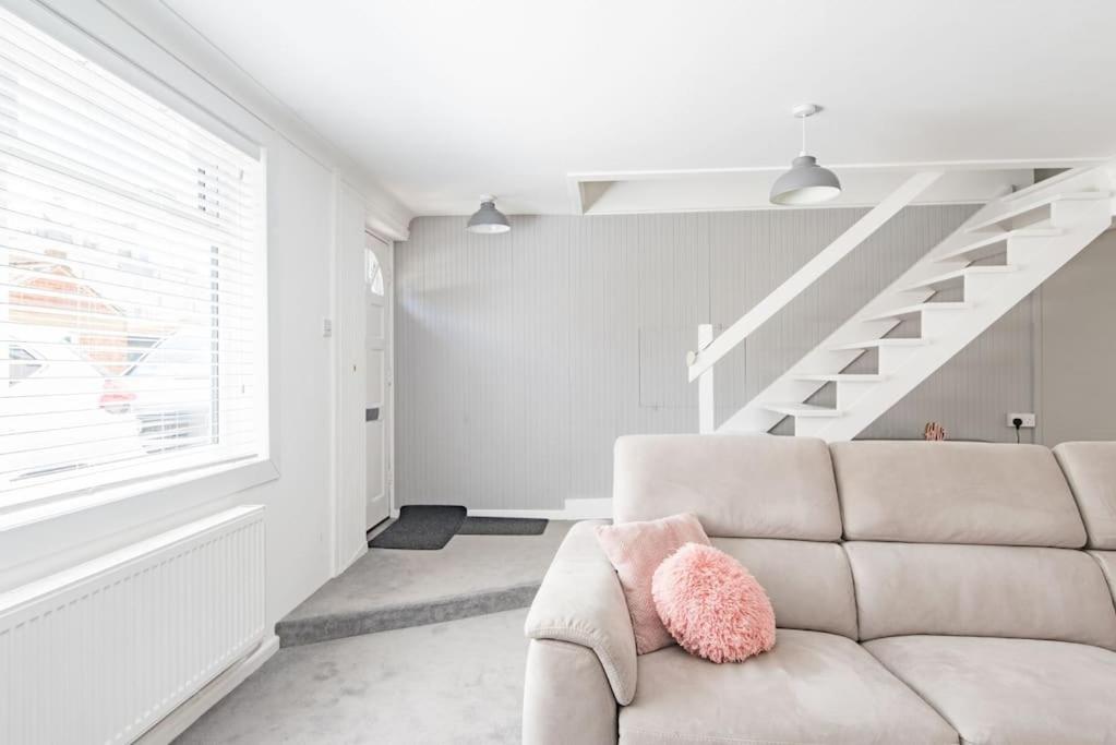 Stone's Throw - Housity