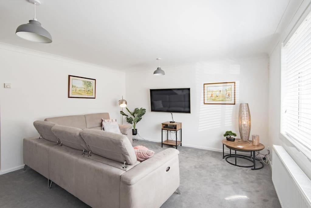 Stone's Throw - Housity