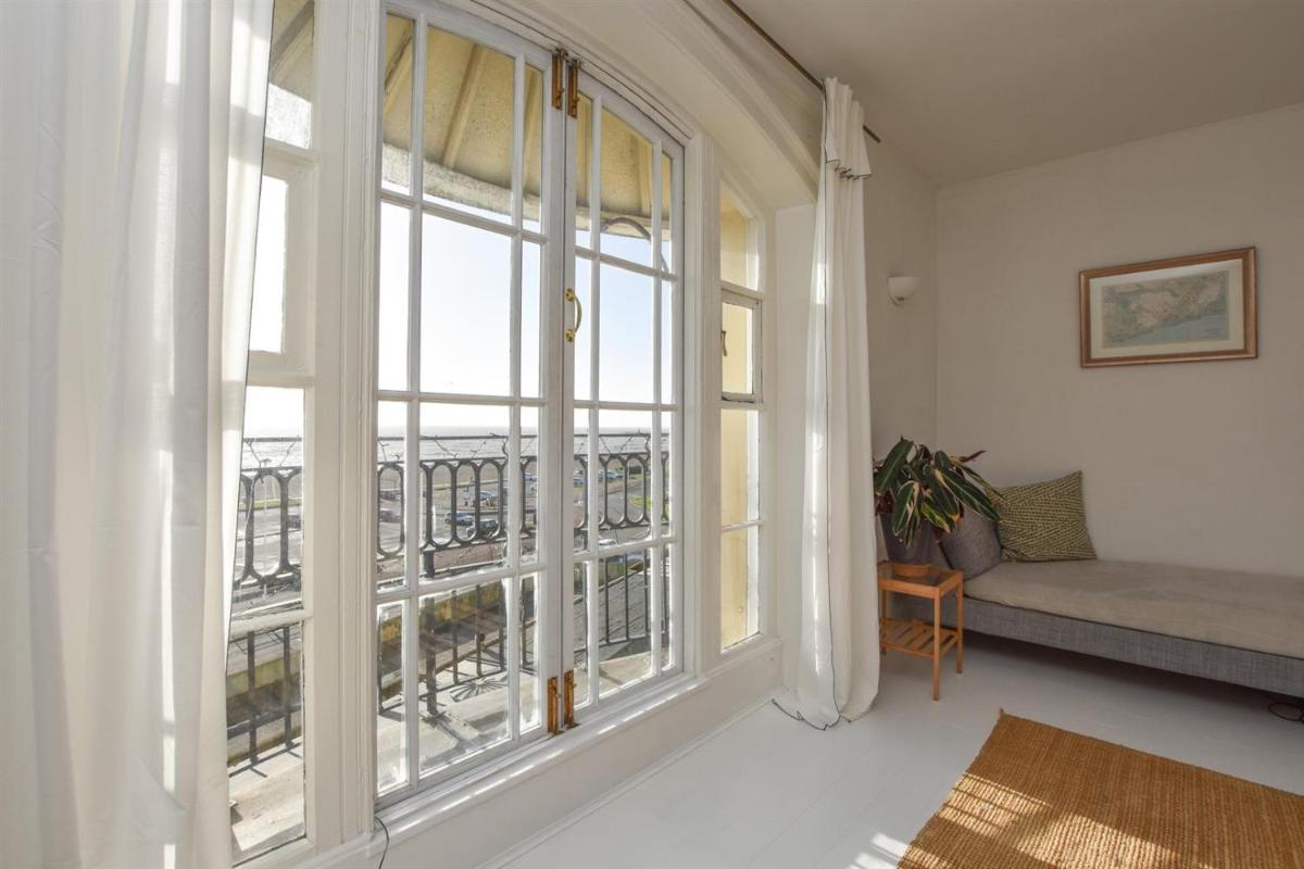 Stunning 2 bed with Sea View in Hastings Old Town - Housity