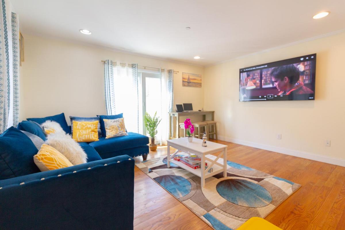 Yachtsman Cove Water Front 3 Bedrooms House Features 3 Levels Living Space in Freeport NY - Housity