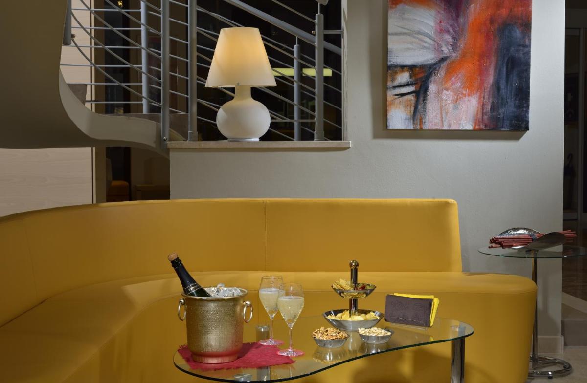 Hotel Carlton - Housity