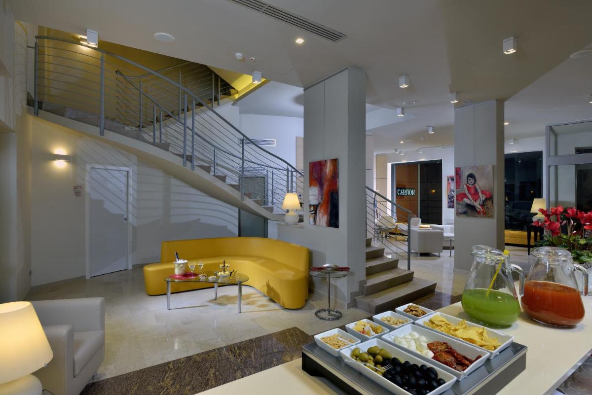 Hotel Carlton - Housity