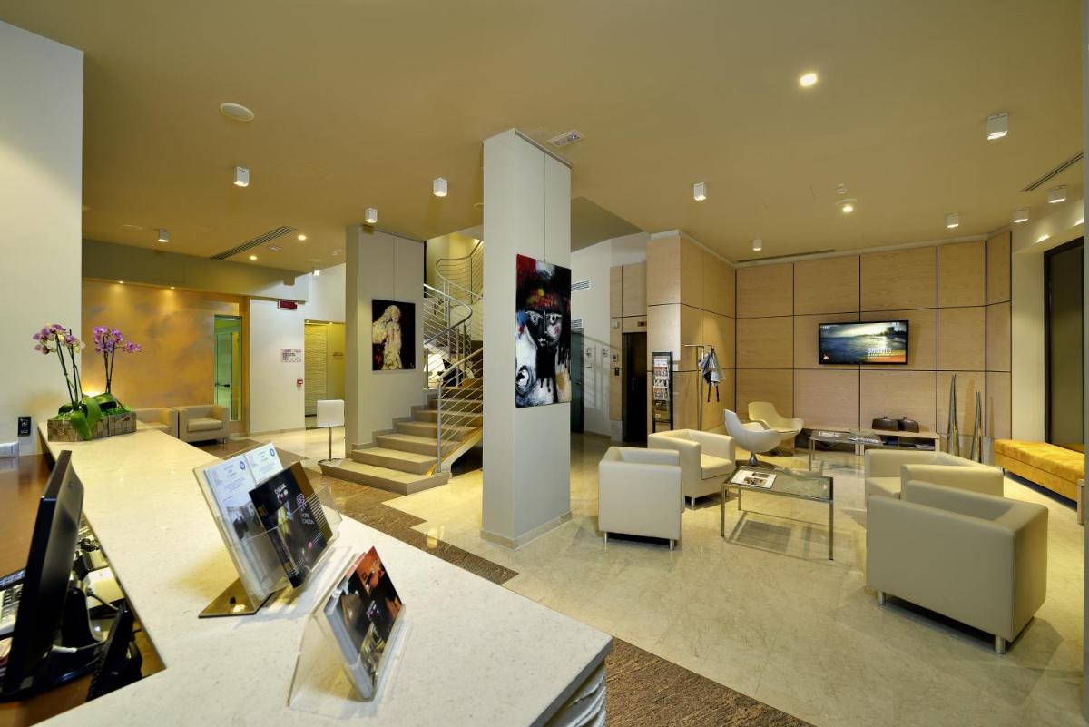 Hotel Carlton - Housity